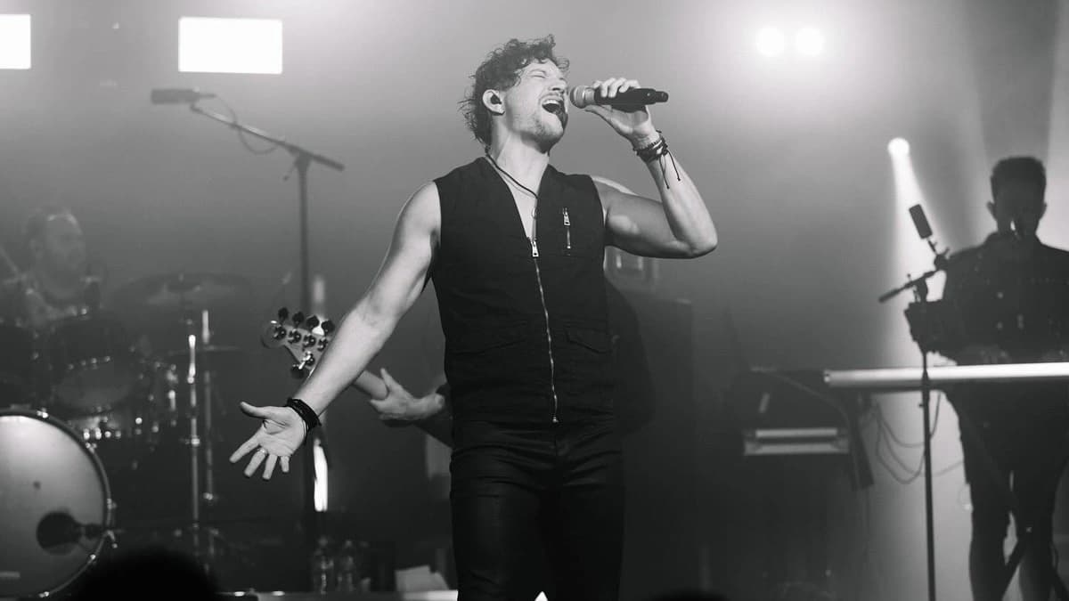 ROB MILLS performs Bon Jovi